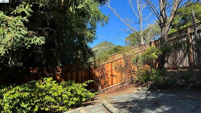 Building Photo - 118 Deer Meadow Terrace