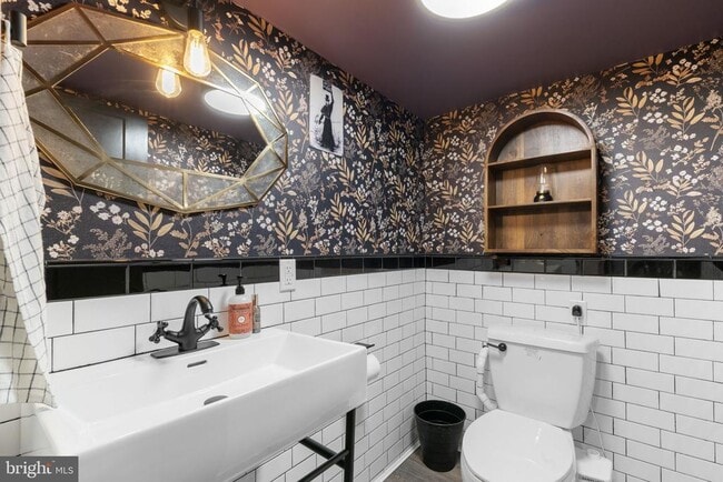 Building Photo - 526 E Thompson St