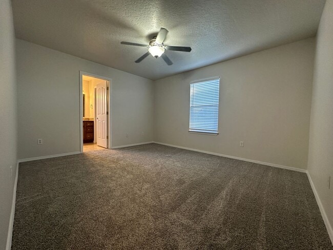 Building Photo - 3bed, 2bath 1,160sq.ft. 2car garage home i...