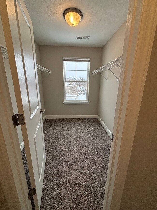 Building Photo - Beautiful Townhome in Washington! - 2 Bedroom