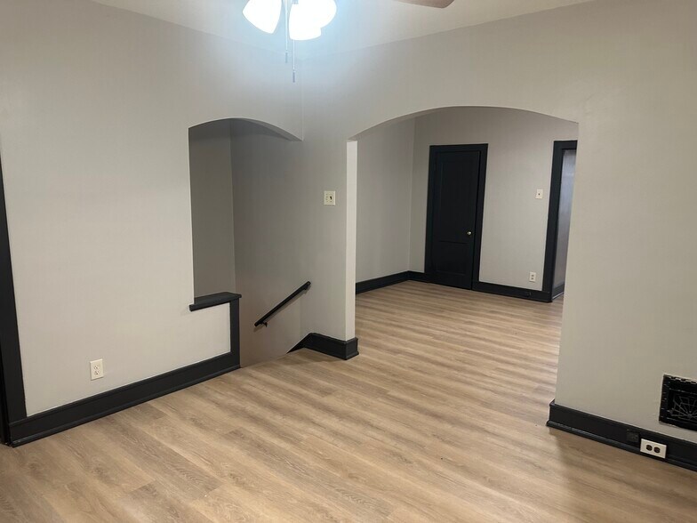 Building Photo - 4916 Winona Ave