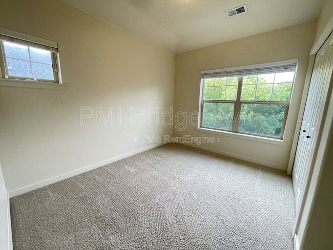 Building Photo - 659 NE Adwick Dr