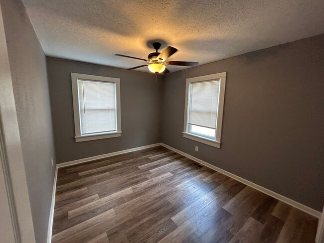 Building Photo - 3 bedroom with fenced in yard