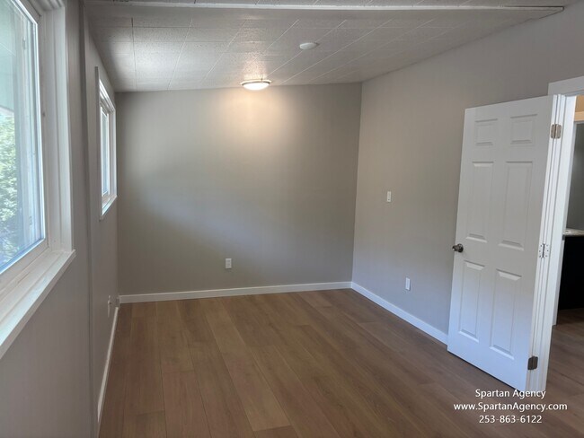 Building Photo - 1020 184th Ave Ct E