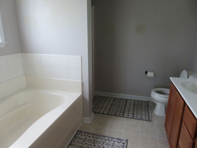 Building Photo - Prestigious 3 Bedroom Home!!!