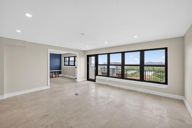 Building Photo - 3200 Port Royale Dr N
