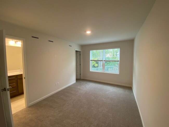 Building Photo - Brand New End Unit in Tulip Hills