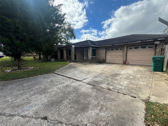 Building Photo - 702 Robin Cir