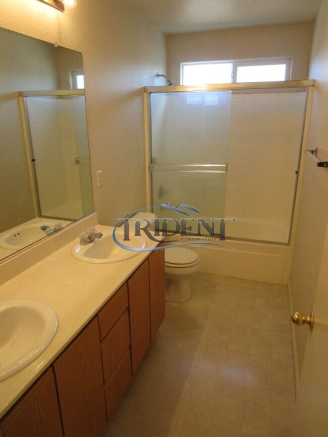 Building Photo - 3bedroom 2 .5 bath near schools and parks