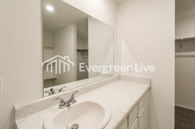 Building Photo - 10820 Mason Dr