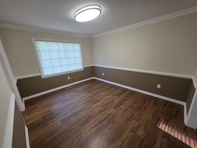 Building Photo - 212 Stratford Dr