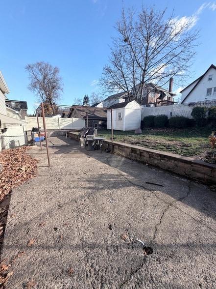 Building Photo - 427 Lake St