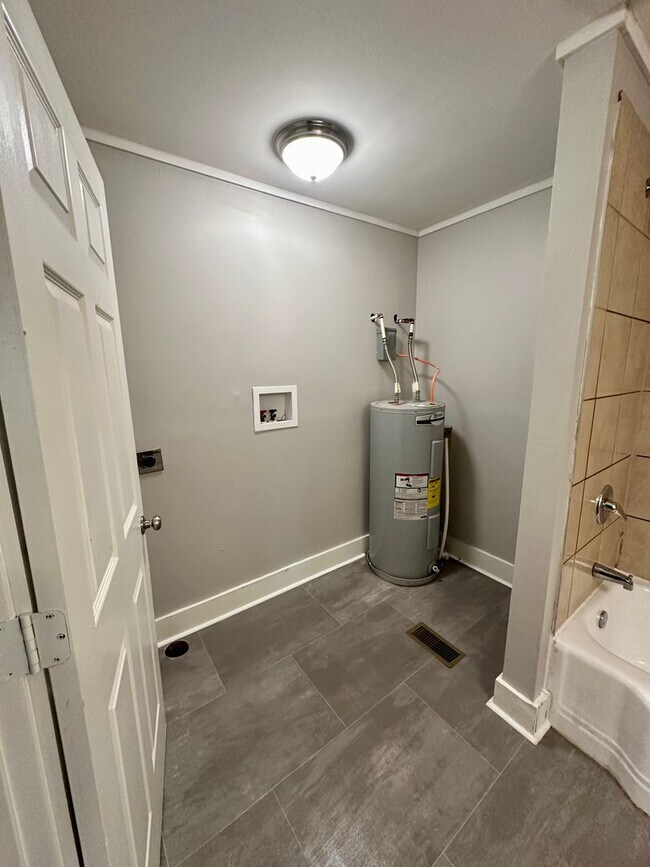 Building Photo - 312 Cooper St