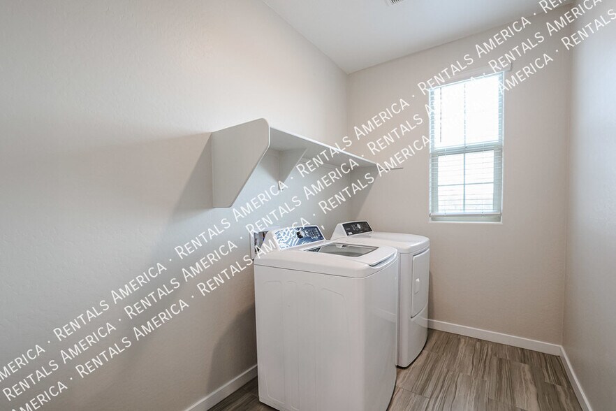 Building Photo - 1103 E Newland Dr