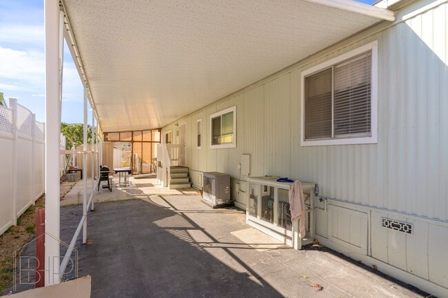 Building Photo - 55+ Senior Community~ 2 bed/2 bath with Am...