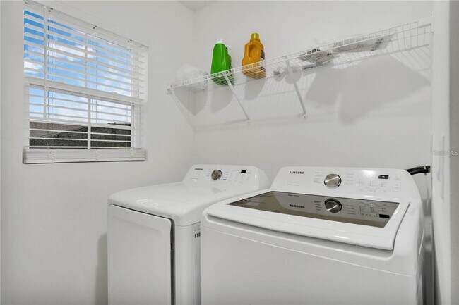 Building Photo - Poinciana Home