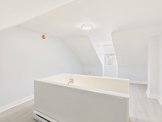 Building Photo - 2 Bedroom Single Family on Penn with Bonus Room