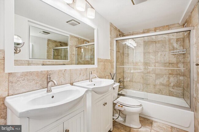 Building Photo - 4201 CATHEDRAL Ave NW