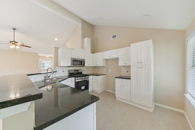 Building Photo - 1911 Highcrest Dr