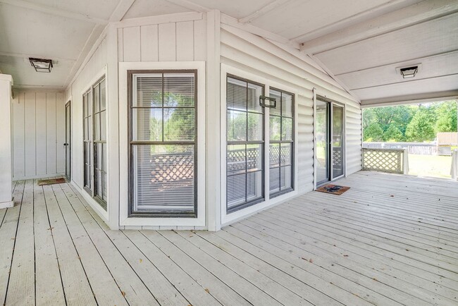 Building Photo - Spacious 3 Bed 2 Bath Home on Large Lot - NO HOA!