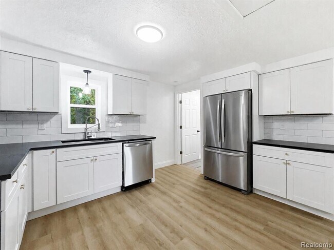 Building Photo - 2124 Bernice Ave