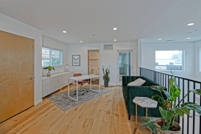 Building Photo - Custom, Modern & Spacious Tri-Level Home w...