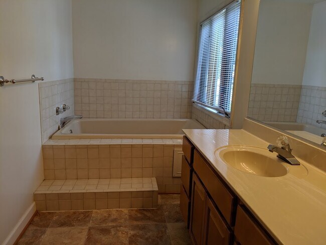 Building Photo - 3 BEDROOM 3 BATH DUPLEX NEAR MILITARY BASES