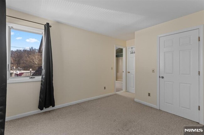 Building Photo - 146 Main St