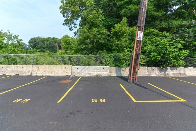 Building Photo - 4 Colonial Village Dr