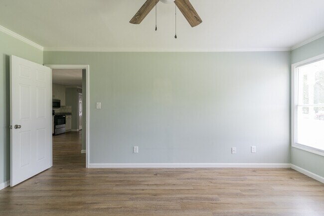 Building Photo - 578 Tryon Pl