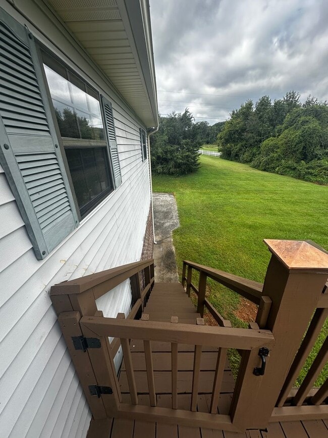 Building Photo - E. Morristown - 2 bed/1 bath duplex with b...