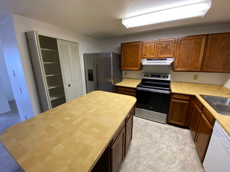 Building Photo - 1723 W Rosal Dr