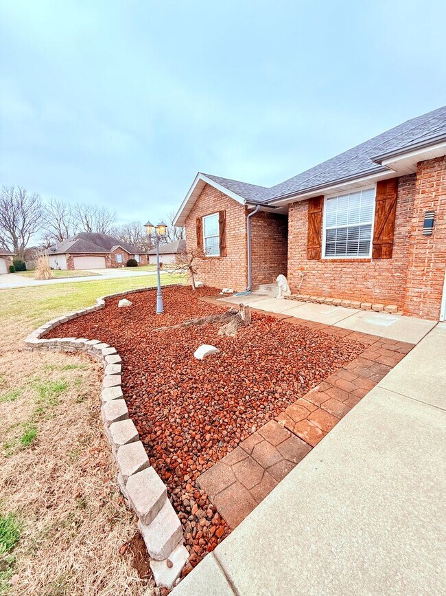 Building Photo - Bent Tree Subdivision - 4 BR - 2 Living Areas - 3 Car