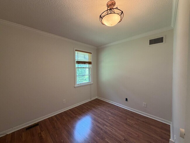 Building Photo - 524 Graycroft Dr SW