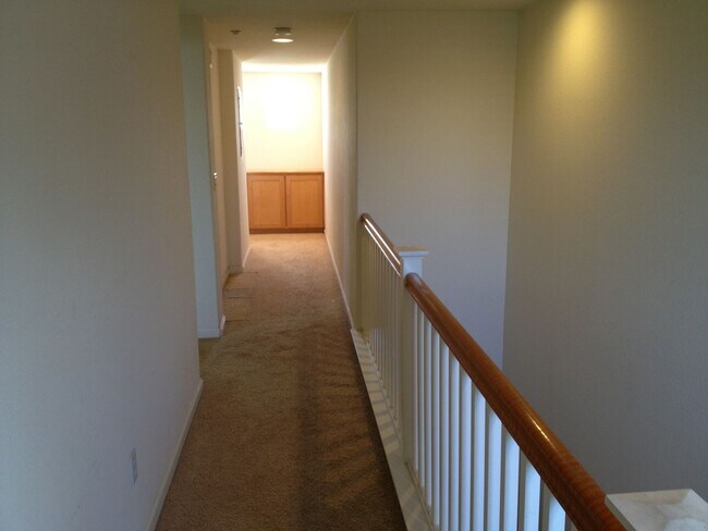Building Photo - 2 Bedroom Top Floor Townhouse in Southwest San Jose with Garage