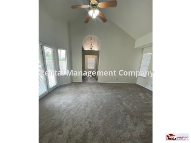 Building Photo - walking distance to grocery, drug stores ,...