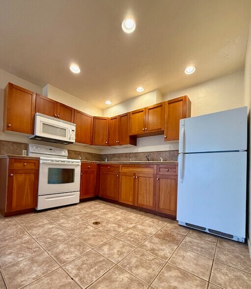 Building Photo - 325 C St