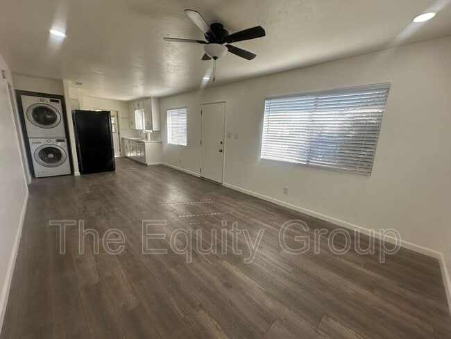 Building Photo - 1608 W Sunnyview Ave