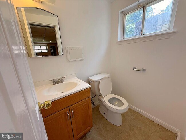 Building Photo - 7104 Adelphi Rd