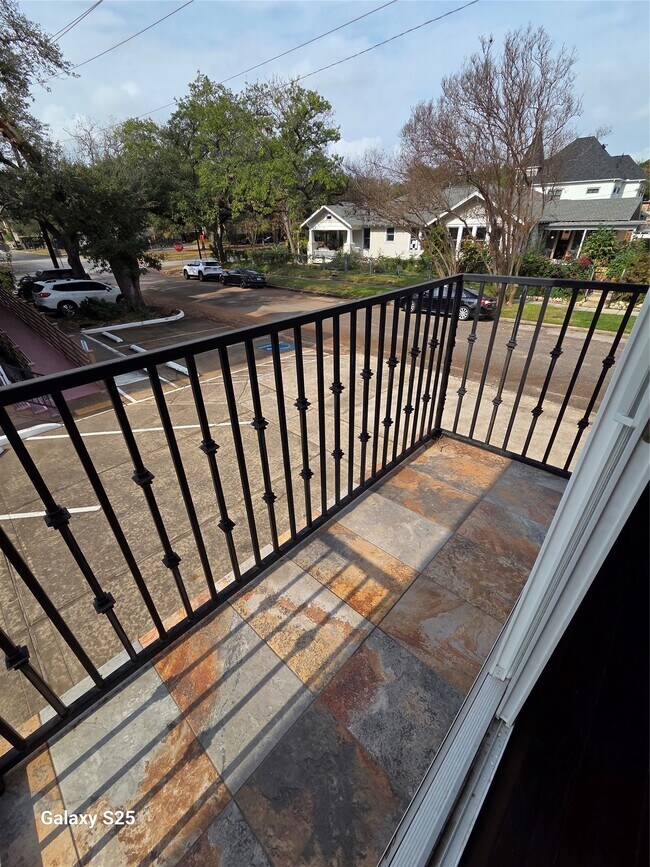 Building Photo - 102 E 5th St