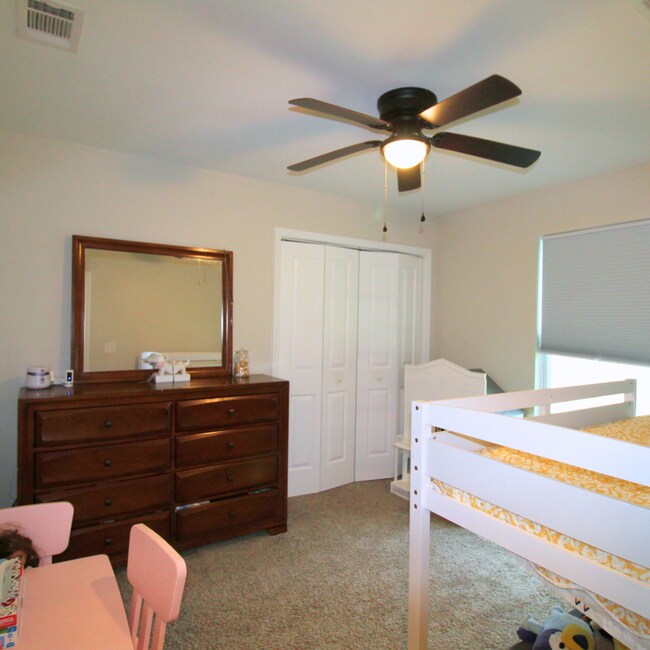 Building Photo - 3 Bedroom with extra Office Space Availabl...