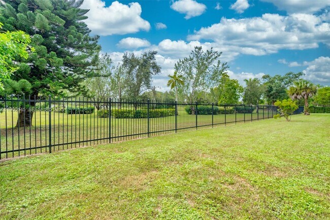 Building Photo - 950 Hillcrest Dr