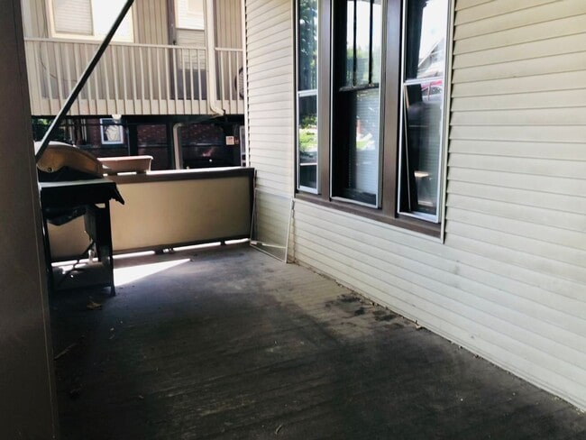 Building Photo - 5 Bedroom House - Walking distance from Central Campus