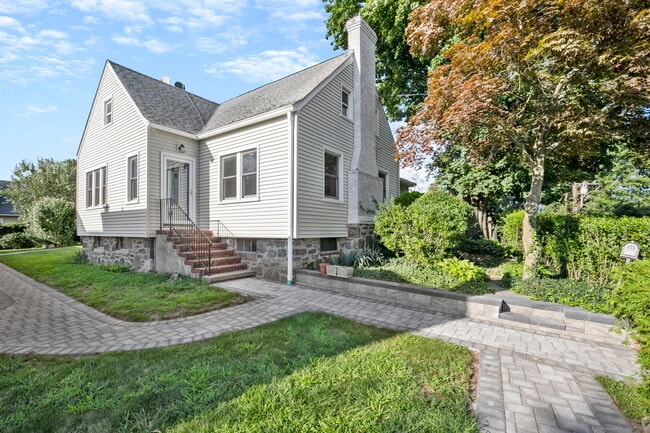 Building Photo - 154 Henry St