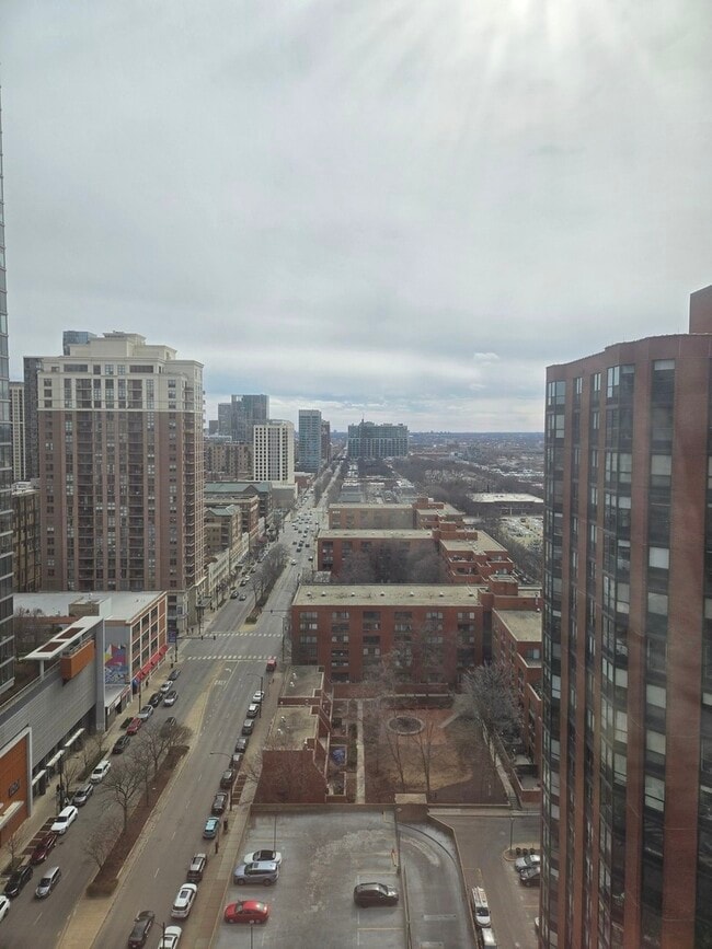 Building Photo - 899 S Plymouth Ct