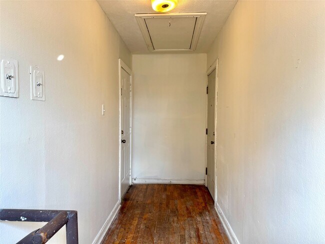 Building Photo - 2218 1/2 Chapman St