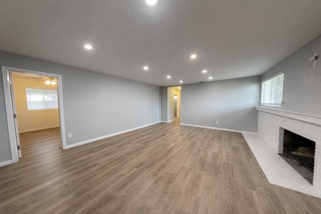 Building Photo - Private Turfed Yard! Large 5 Bed / 3 Bath House on Dorothy