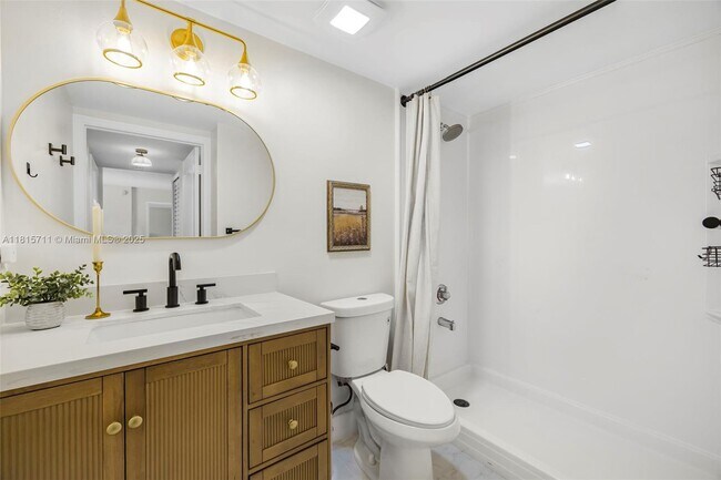 Building Photo - 9340 Fontainebleau Blvd
