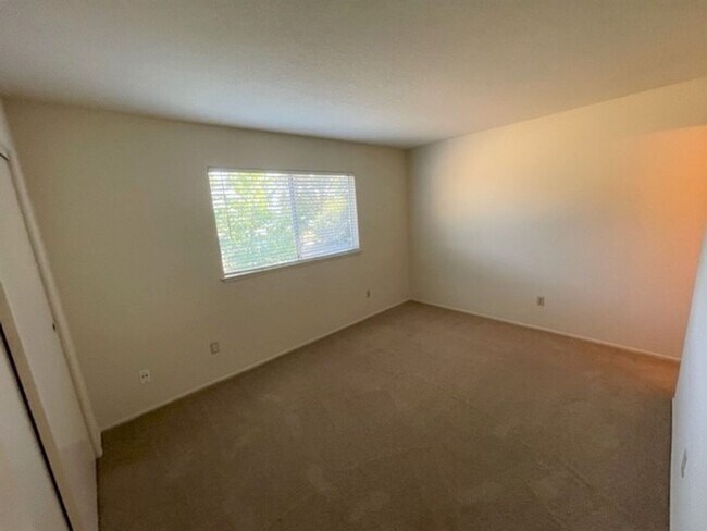 Building Photo - Spacious Orangevale condo that is clean, quite, and private.