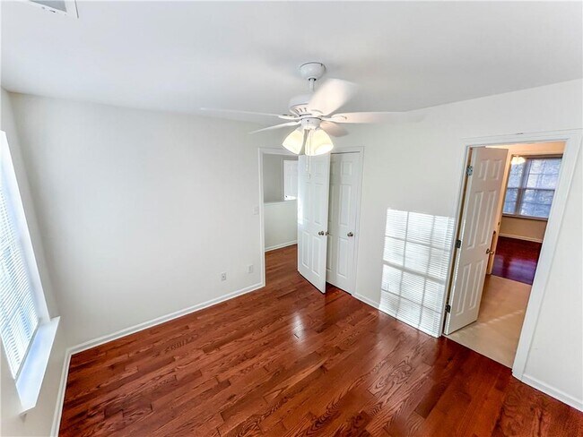 Building Photo - 2027 Oakbluff Way SW